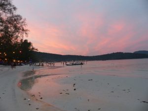 Coucher de soleil avec des couleurs roses, sur la plage principale paradisiaque de Koh Rong Samloem