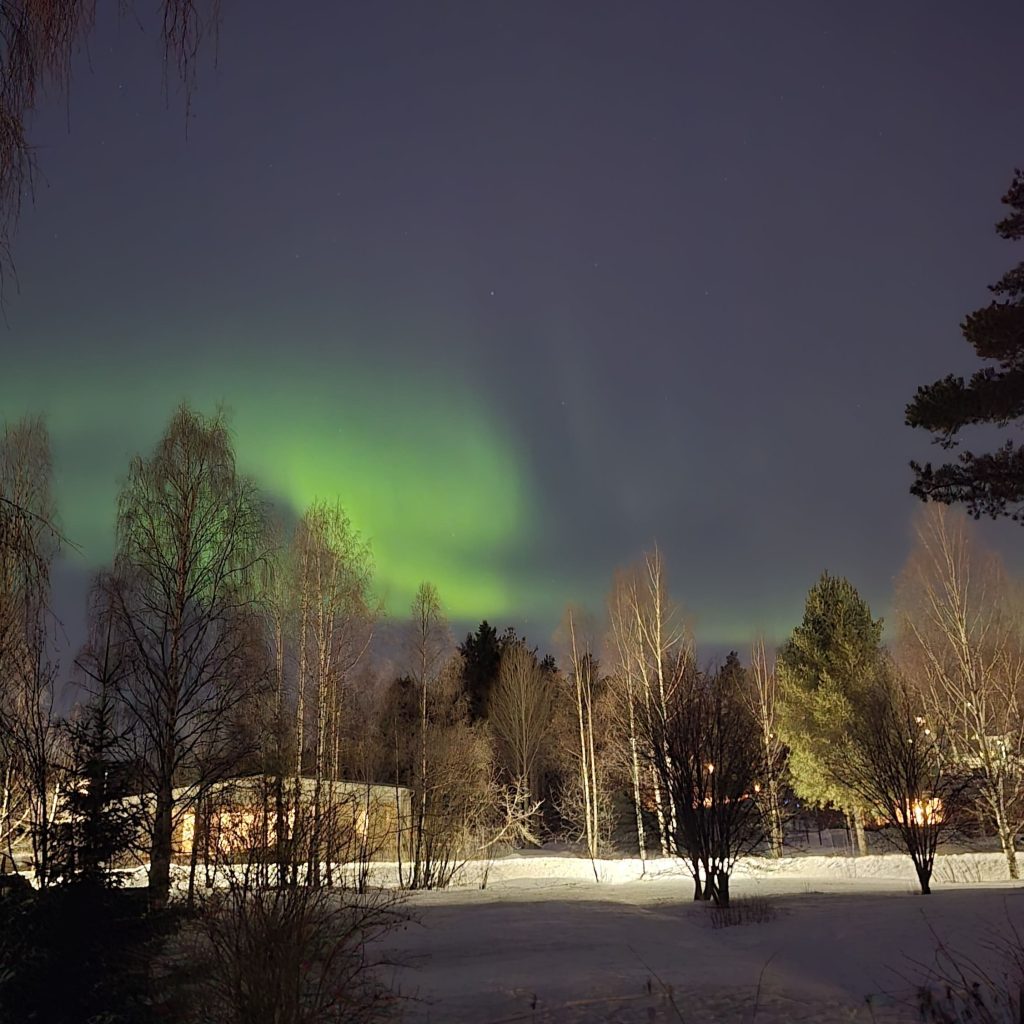 Des aurores boréales sont parfois visibles depuis le centre-ville de Rovaniemi, malgré la pollution lumineuse