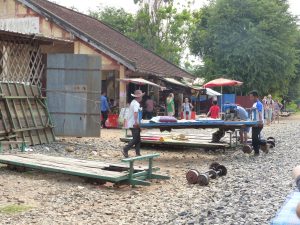Le Bamboo Train est une des activités principales de Battambang, mais c'est un attrape-touriste