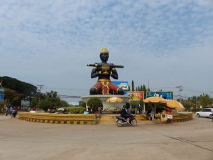 Quand on se demande que faire à Battambang au Cambodge, il ne faut pas rater cette drôle de statue sur le rond-point principal de la ville