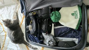 Une valise bien remplie pour la Laponie finlandaise, avec tout le nécessaire pour un séjour tranquille