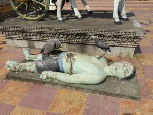 Sculpture assez effrayante dans un temple de Battambang, d'un homme se faisait manger par des oiseaux