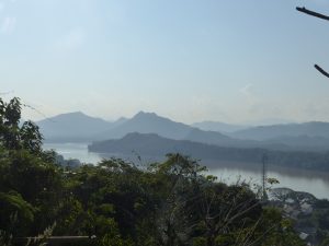 Au sommet du Mont Phousi de Luang Prabang, la vue est dégagée sur toute la ville et les alentours