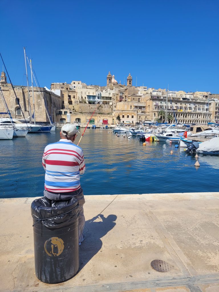 Pêcheur à La Valette - Malte Un pêcheur sur le port des 3 Cités, à La Valette