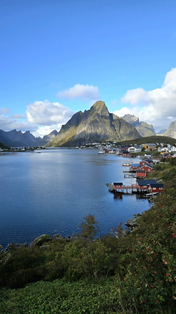 Reinebringen dans les Lofoten Magnifique vue sur le village de Reine, dans les Lofoten, avant le coucher de soleil