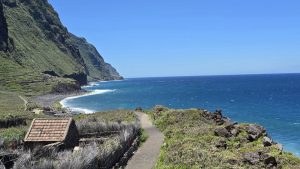 Dans le cadre d'un road trip à Madère de 7 jours, prendre le téléphérique pour descendre à Achadas da Cruz est un incontournable