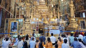 Des Thaïlandais prient dans le temple royal de Bangkok