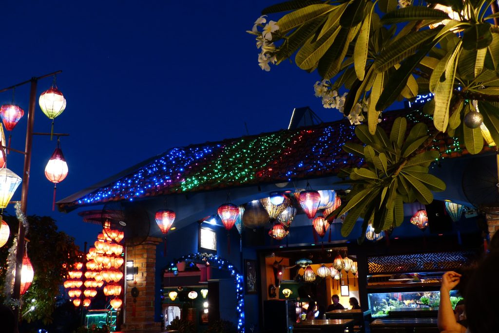 Un rooftop s'illumine la nuit à Ho Chi Minh
