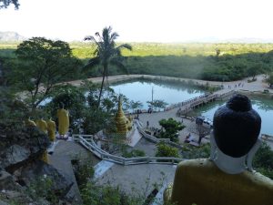 Magnifique vue dans un site bouddhiste de Hpa-An