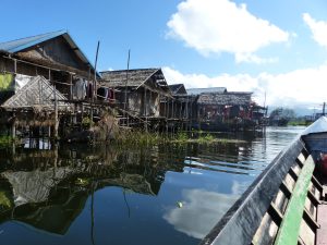 Village flottant sur le lac Inle