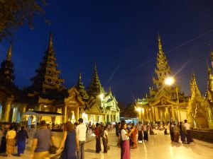 Des gens prient à la Shwedagon Pagoda à la tombée de la nuit