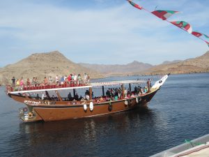 Ces bateaux traditionnels permettent d'aller dans les fjords voir les dauphins