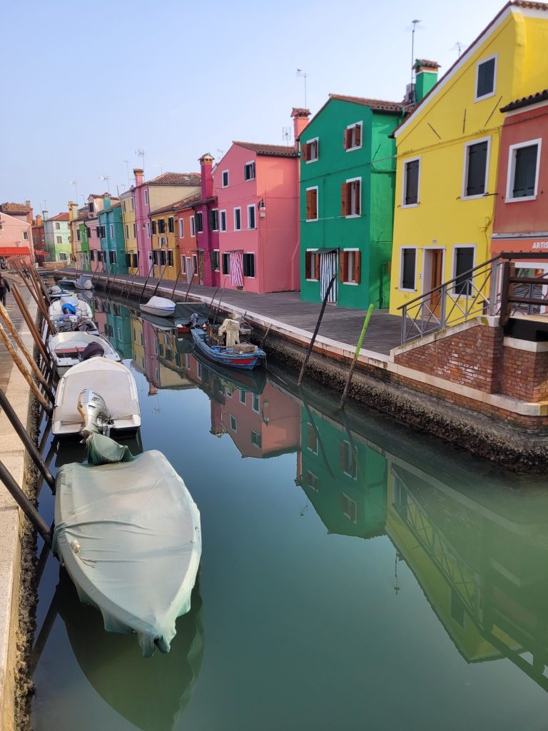 Les maisons colorées de Burano se reflètent dans l'eau