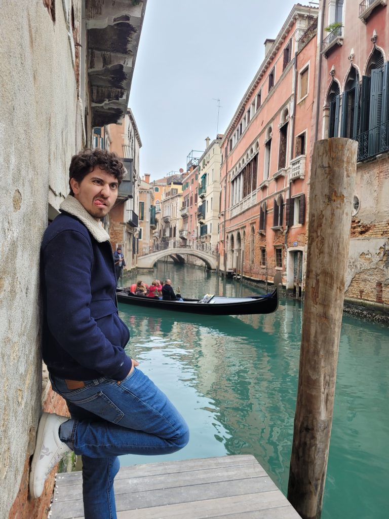 Selfie dans un petit coin secret de Venise, devant une gondole