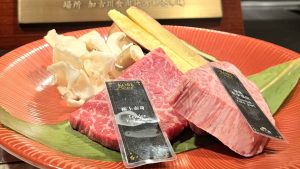 Dégustation de bœuf de Kobe dans un restaurant japonais, viande tendre et parfaitement cuite.