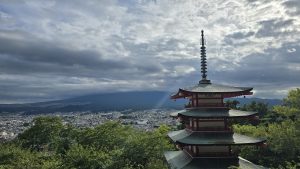 Pagode Chureito sous un ciel nuageux, sans le mont Fuji visible, atmosphère calme et brumeuse.