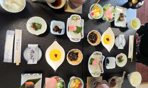 Petit-déjeuner japonais traditionnel avec poisson, riz, soupe et légumes marinés.