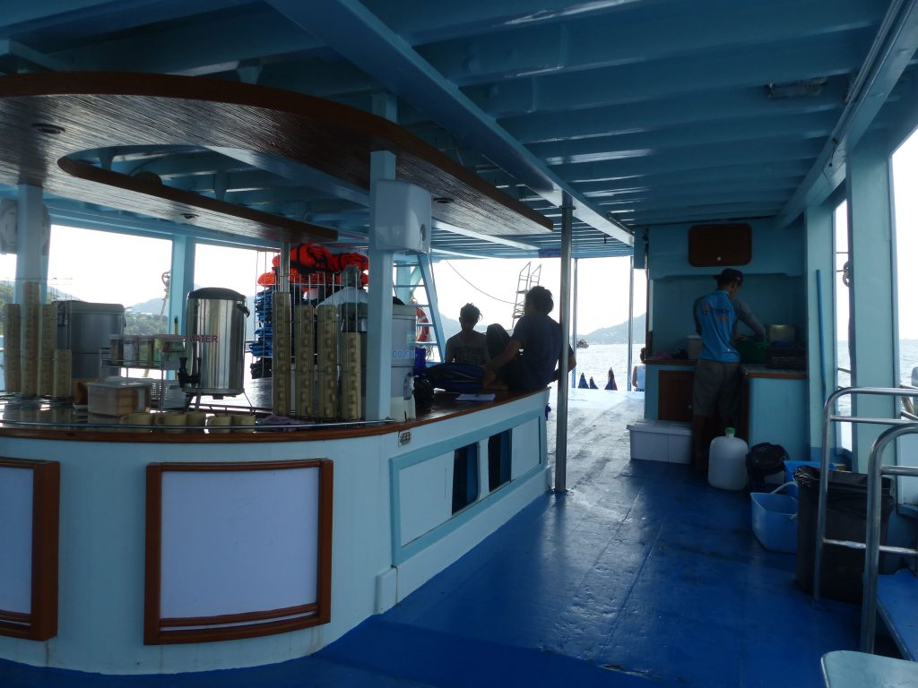 L'intérieur des ferrys thaïlandais est souvent très simple, comme ici avec cette couleur bleutée