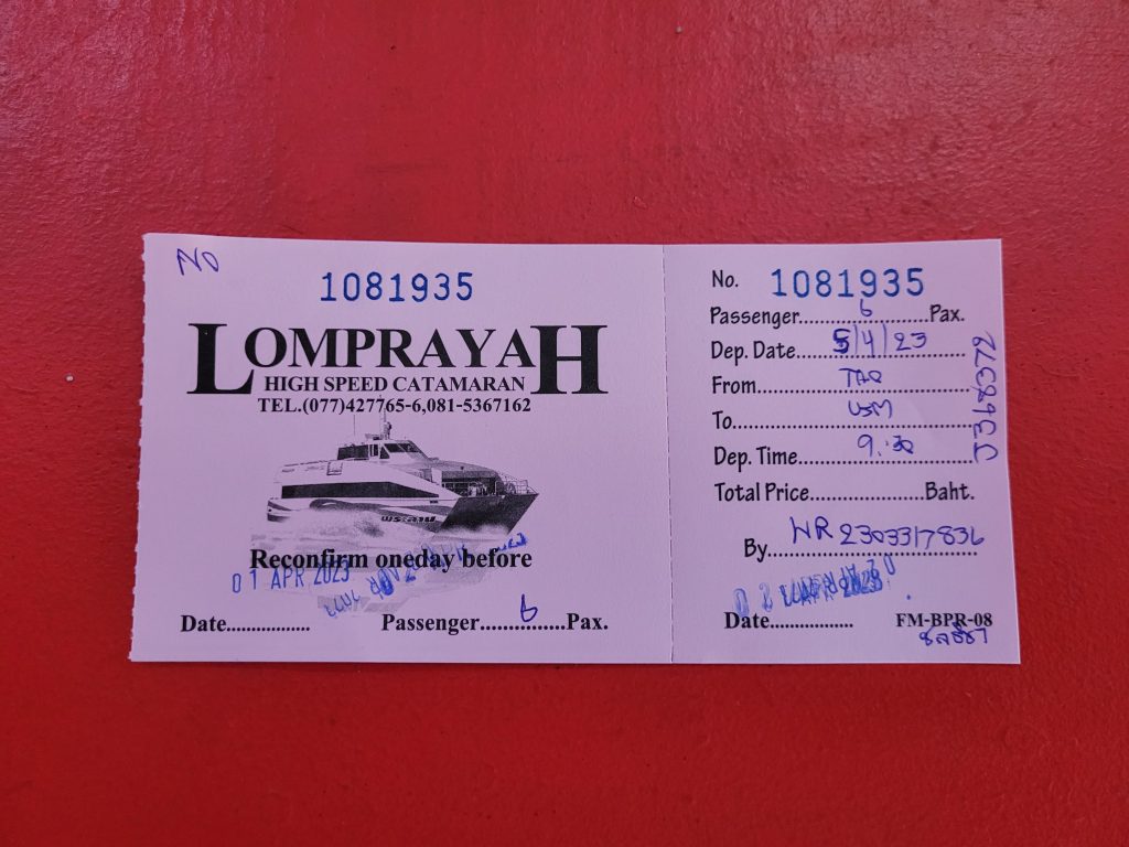 Un ticket de ferry de la compagnie Lomprayah, sur fond rouge