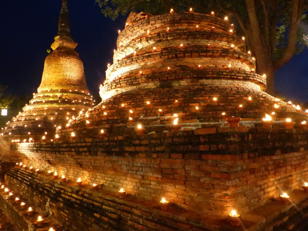 Temple de Sukhothai la nuit, lumière douce et atmosphère paisible