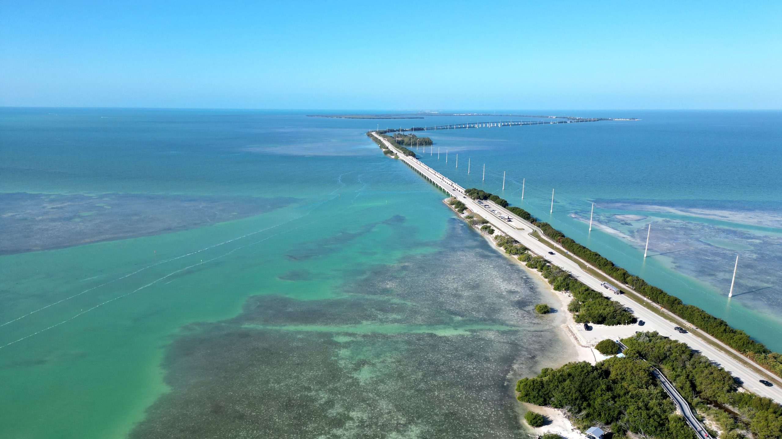Vue drone près d’Anne’s Beach dans les Florida Keys avec la route traversant l’eau turquoise.