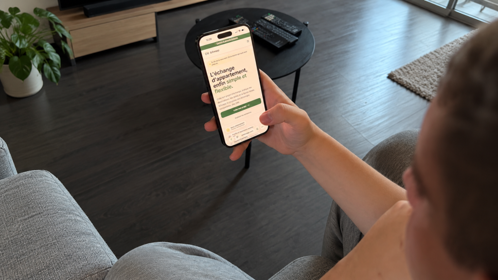 &Swapp sur smartphone Un utilisateur teste &Swapp sur son smartphone.